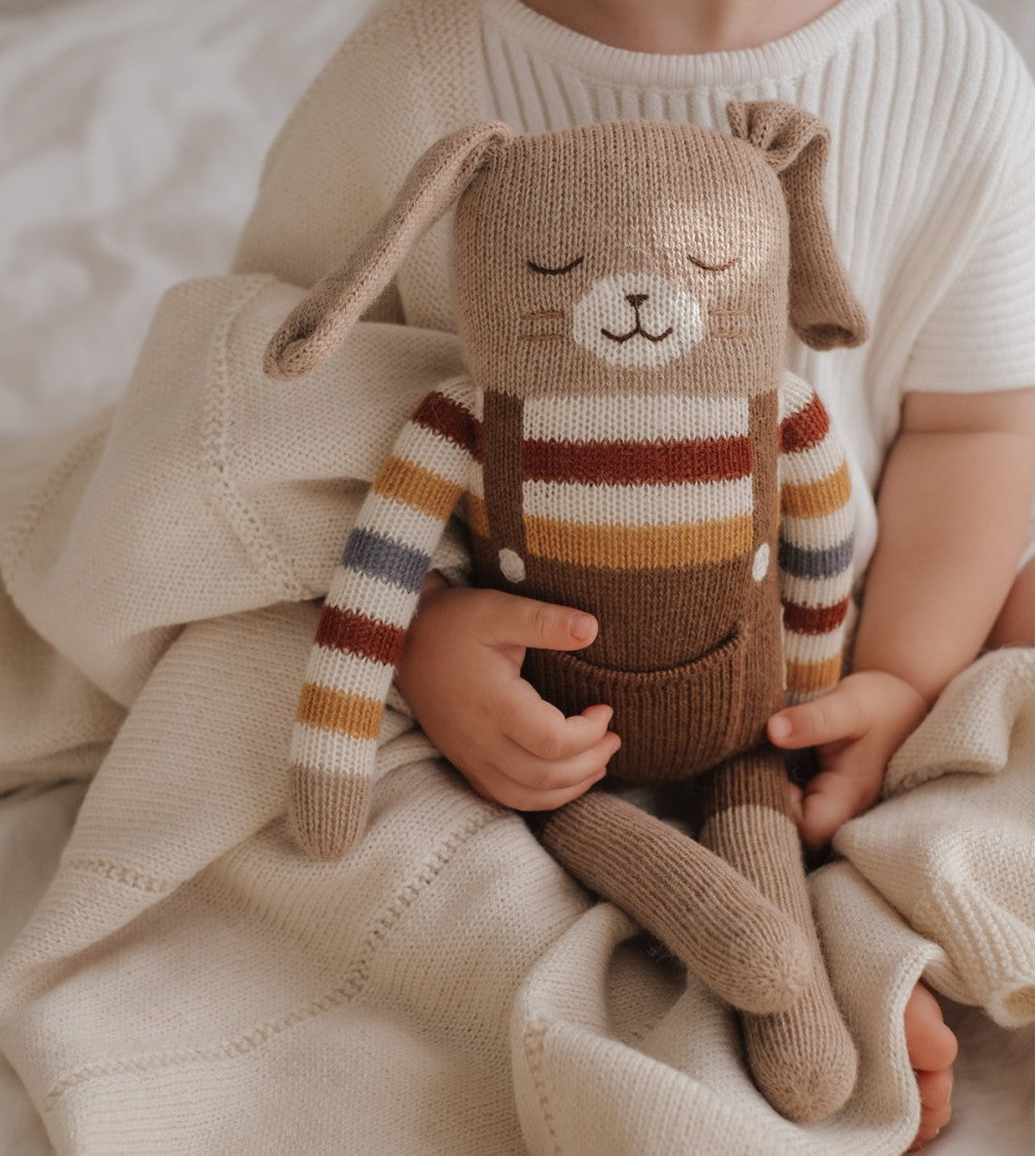 Großer Kuschelhase Romy Rainbow Sweater – 100% Baby-Alpaka – Main Sauvage