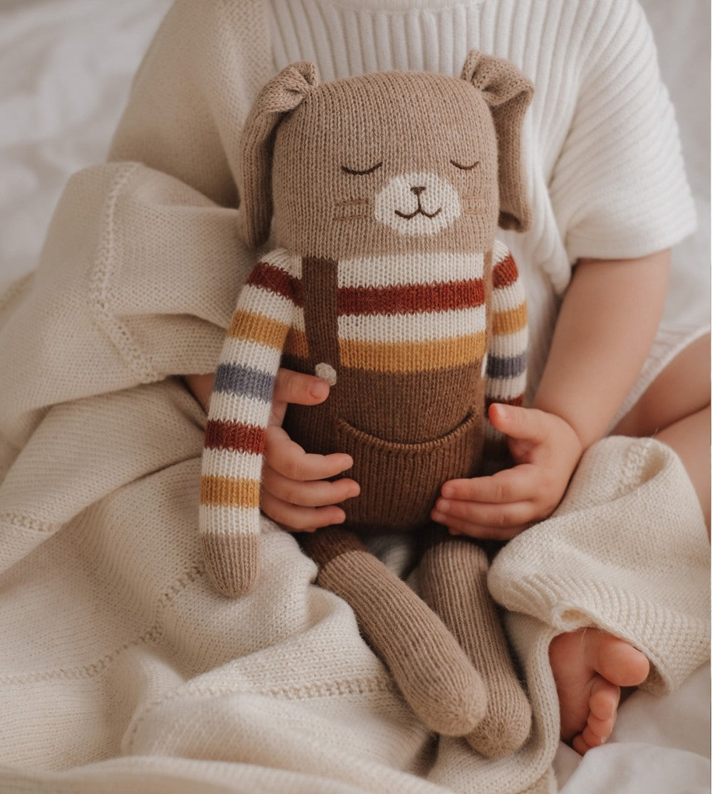 Großer Kuschelhase Romy Rainbow Sweater – 100% Baby-Alpaka – Main Sauvage