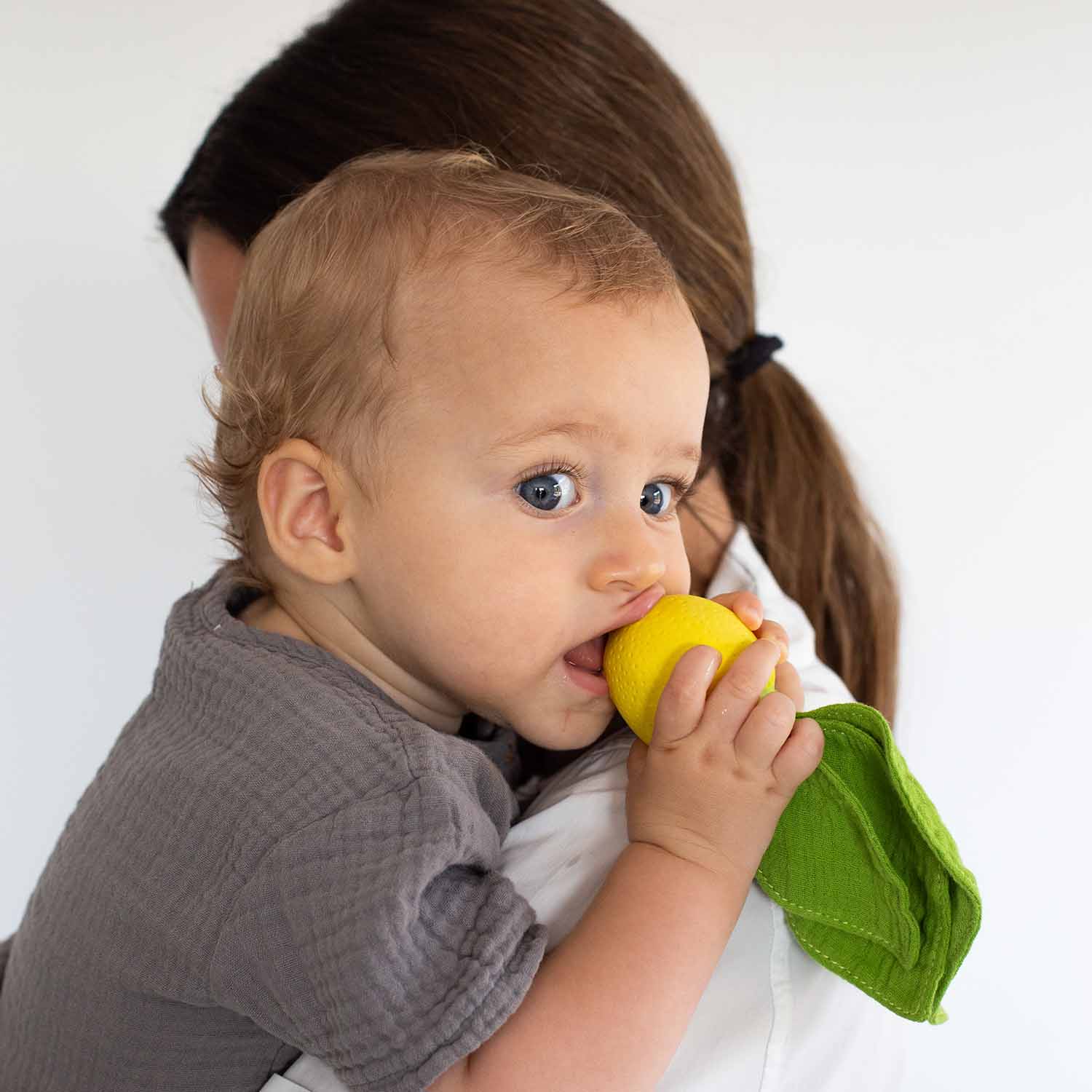 Mini knuffeldoekje & bijtring Lou the Lemon - Natuurrubber & mousseline - Oli & Carol - productfoto - afbeelding 8
