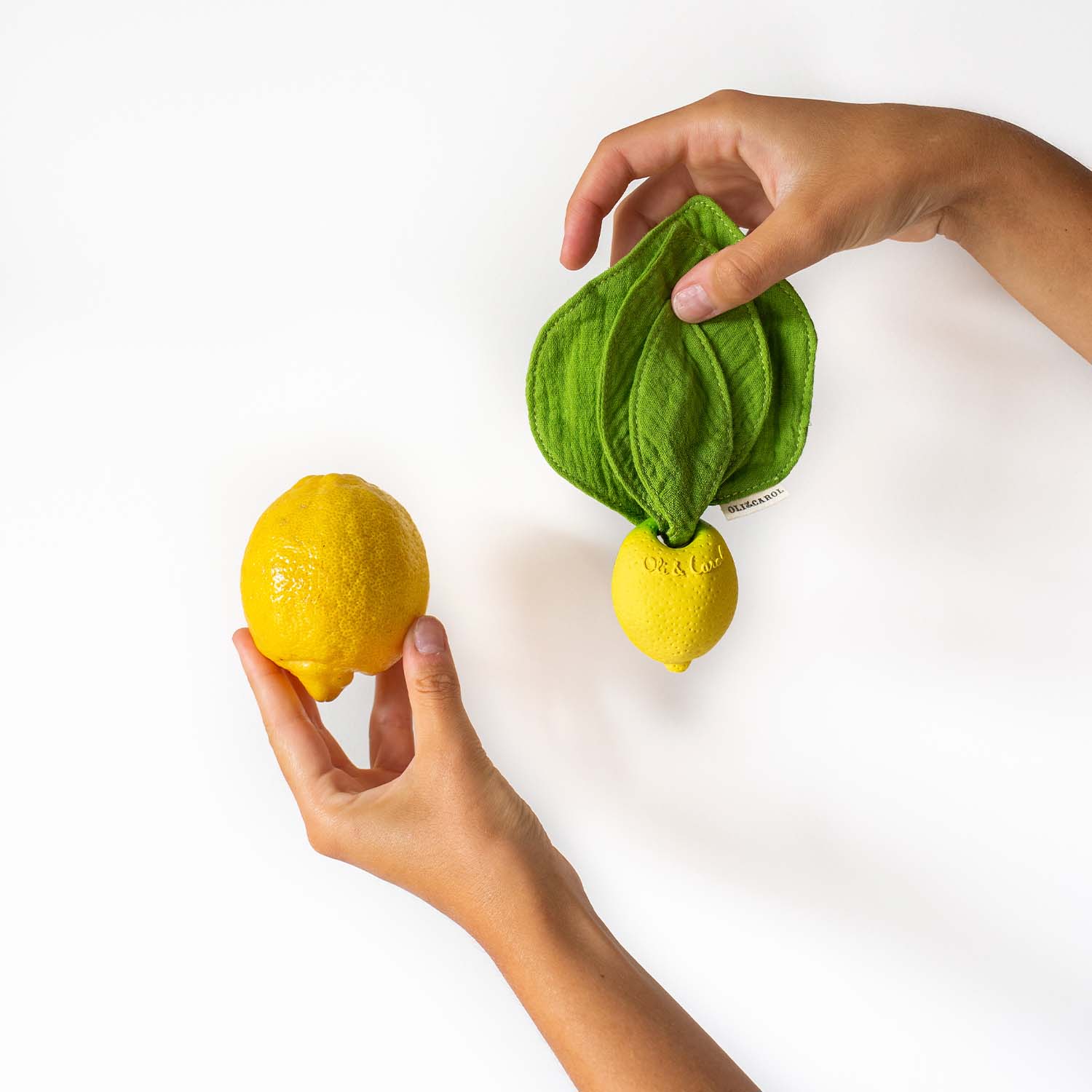 Mini knuffeldoekje & bijtring Lou the Lemon - Natuurrubber & mousseline - Oli & Carol - productfoto - afbeelding 5
