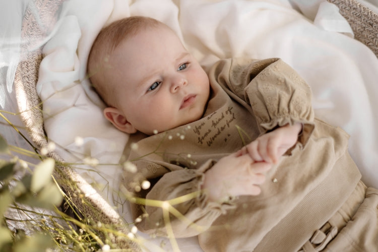 Baby trui Manon - Biologisch katoen - Greige - Levv Labels close up
