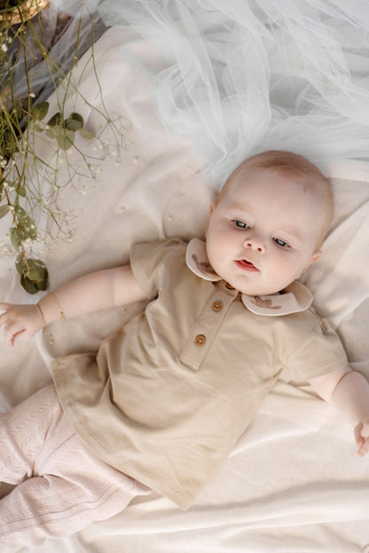 Baby T-shirt Mae - Biologisch katoen - Greige - Levv Labels lifestyle