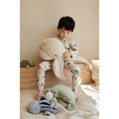 Walvis knuffel - Berto whale teddy XXL - 42cm -  Gerecycled polyester - Liewoodr - sfeerfoto