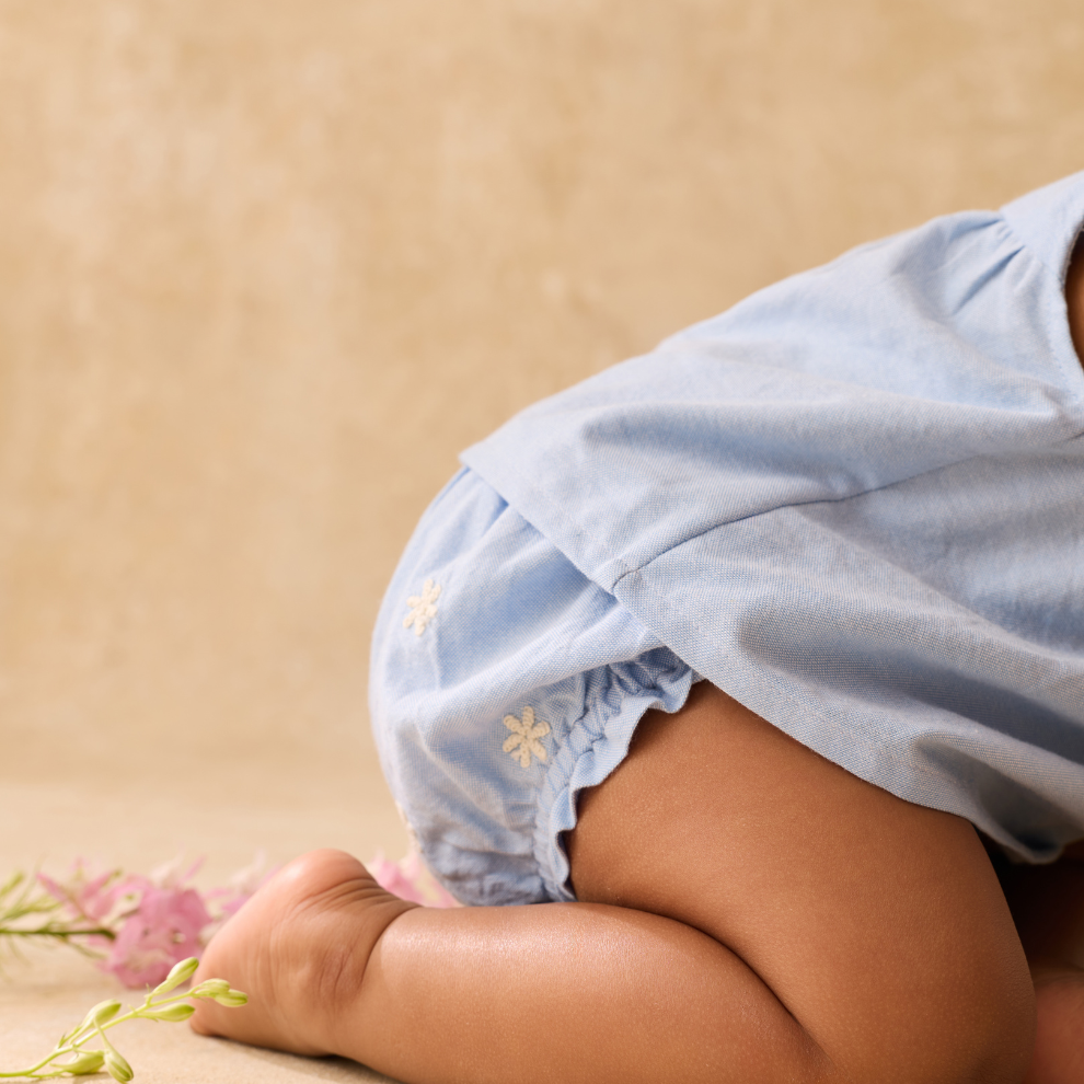 Luierbroekje - Bloomer Maud - Biologisch katoen - Oxford Blue/blauw - Louise Misha close up