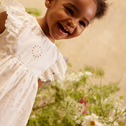 Romper jurkje Lenali - Biologisch katoen - Off White/Wit - Louise Misha kind 2 close up