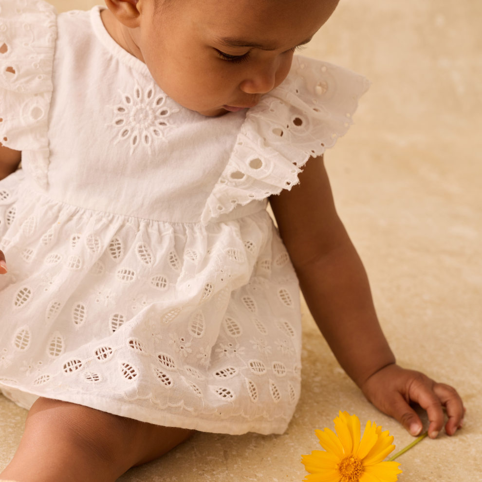 Romper jurkje Lenali - Biologisch katoen - Off White/Wit - Louise Misha kind 1 close up