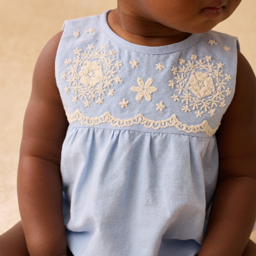 Romper Nushan - Biologisch katoen - Oxford Blue/Blauw - Louise Misha close up