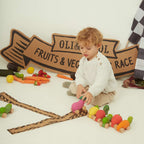 Speelgoedauto Cathy the Carrot met garage & racebaan - 0+ jaar - Natuurrubber & FSC-hout - Oli & Carol - productfoto - afbeelding 8