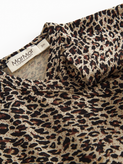 Overslag romper - Leo Belita Romper - Biologisch katoen en modal - Panterprint - MarMar Copenhagen close up