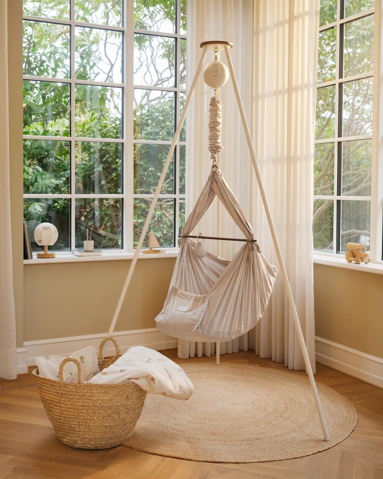 Moonboon - Jute kleed - 150cm rond - onder moonboon wieg op de grond