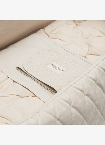 Moonboon - Mattress Fixi - Baby matras fixeerband- 100% biologisch katoen - GOTS - bovenaanzicht in wieg