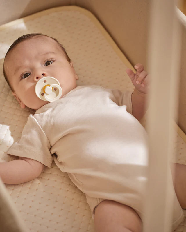 Moonboon - Waterdichte matrasbeschermer - voor wieg - met baby in wieg