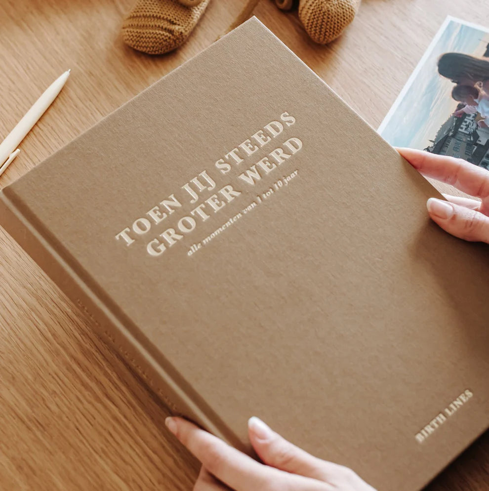 Toen jij steeds groter werd – Childhood Keepsake Journal from 1 to 10 Years with Memories & Milestones – Birth Lines