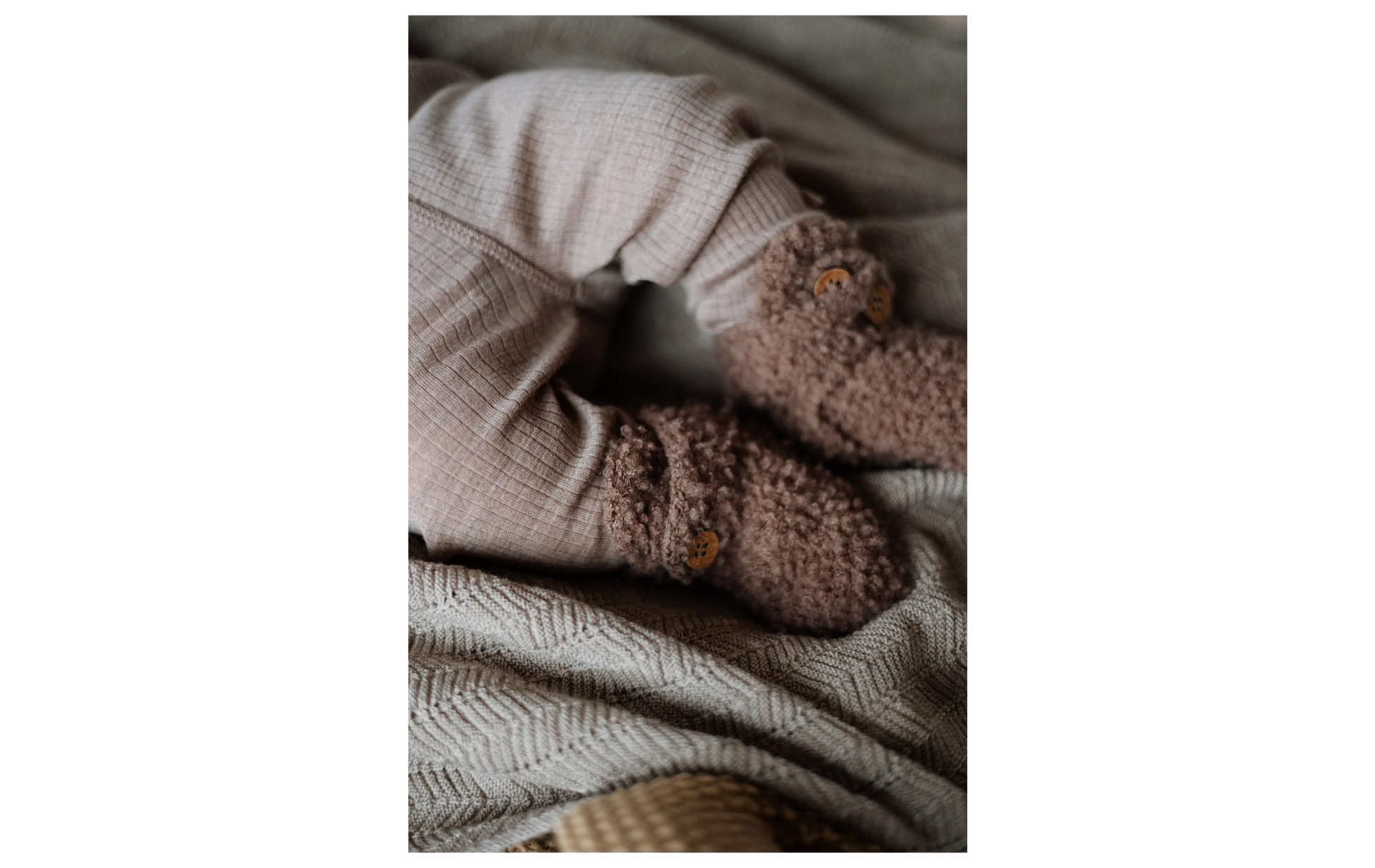Bouclé slofjes - Merino wol - Rose brown - Smallstuff - sfeerfoto