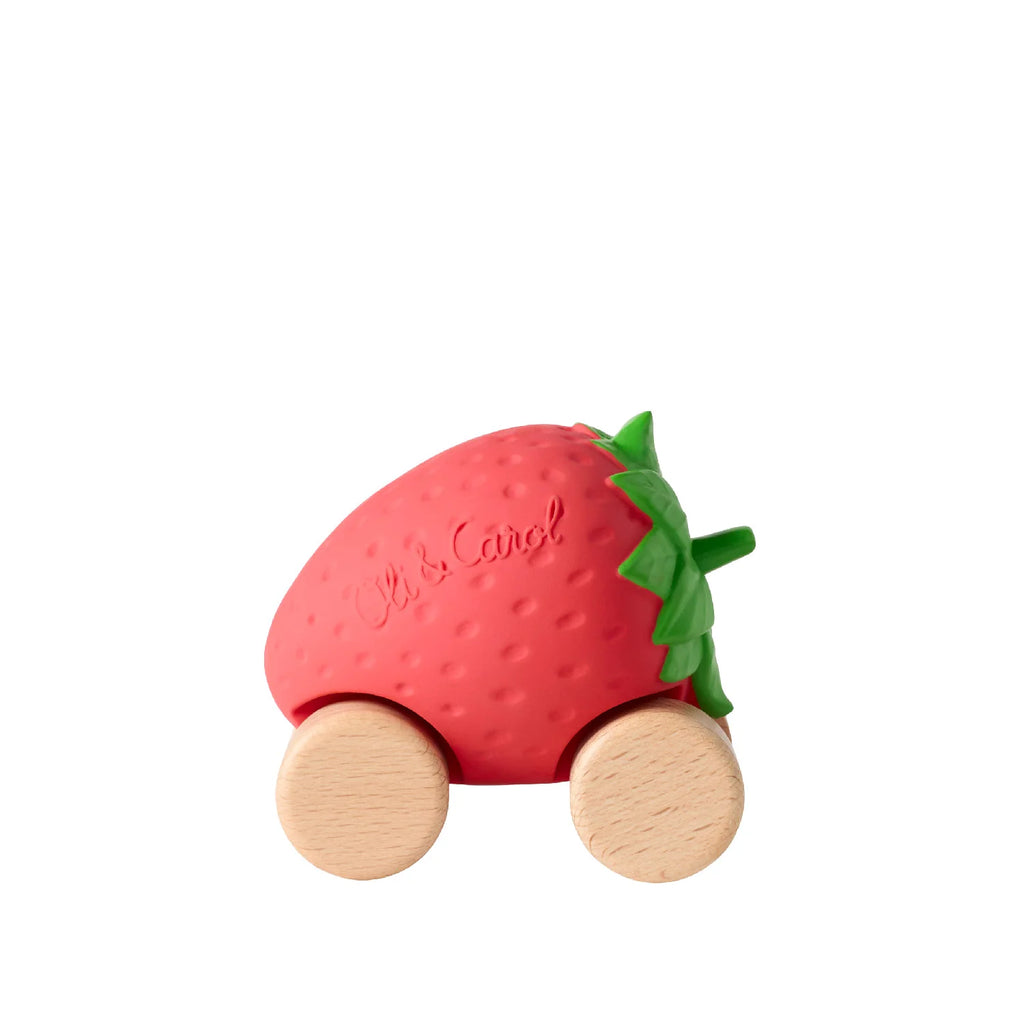 Speelgoedauto Sweetie the Strawberry met garage & racebaan - 0+ jaar - Natuurrubber & FSC-hout - Oli & Carol - productfoto - afbeelding 7
