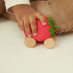 Speelgoedauto Sweetie the Strawberry met garage & racebaan - 0+ jaar - Natuurrubber & FSC-hout - Oli & Carol - productfoto - afbeelding 2