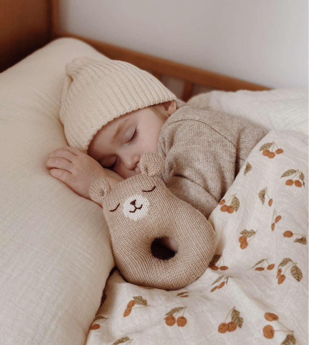 Zachte rammelaar - Beer/Teddy rattle - Alpaca wol - Main Sauvage - productfoto - afbeelding 4