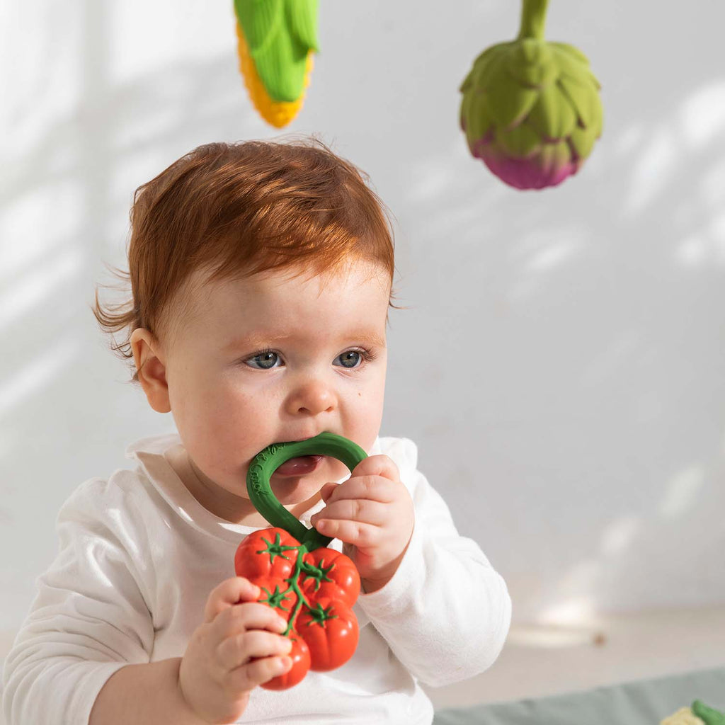 Tomaat rammelaar & bijtring - Natuurrubber - Tomato Rattle Toy - Oli & Carol - productfoto - afbeelding 7