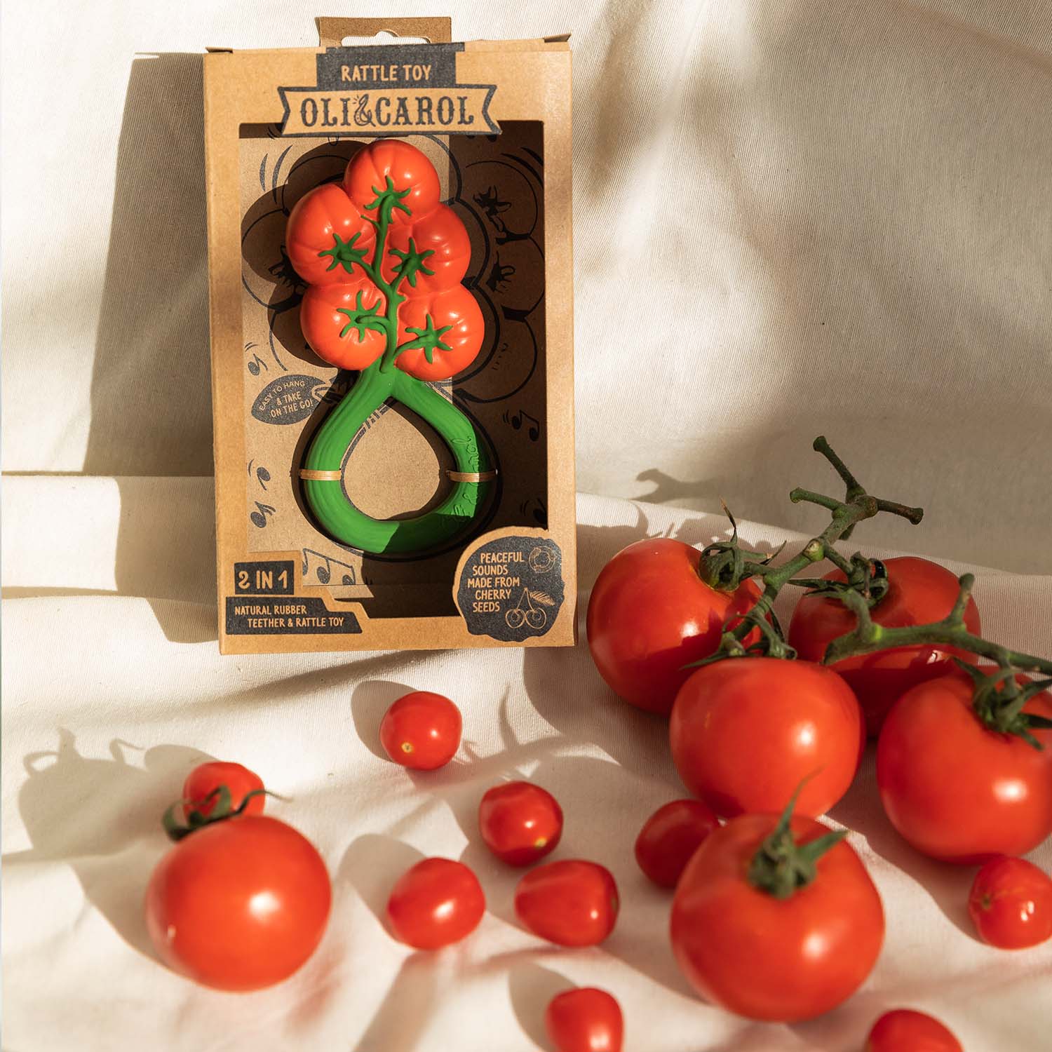 Tomaat rammelaar & bijtring - Natuurrubber - Tomato Rattle Toy - Oli & Carol - productfoto - afbeelding 2