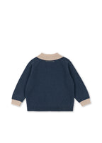 Wollen polo Basi – Dark Blue Stripe – Konges Sløjd: achterkant van de donkerblauwe wollen polo.