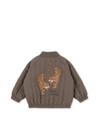 Thermojacke Juno Bomber – Walnut – Konges Sløjd: Rückseite der braunen Bomberjacke mit großer Leoparden-Illustration.