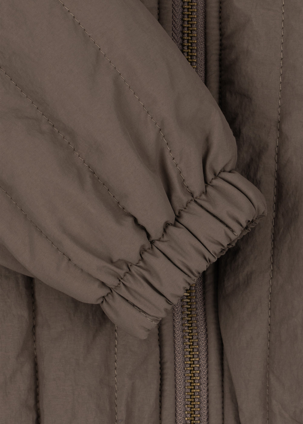 Thermojacke Juno Bomber – Walnut – Konges Sløjd: Detail des elastischen Ärmelbündchens der Bomberjacke.