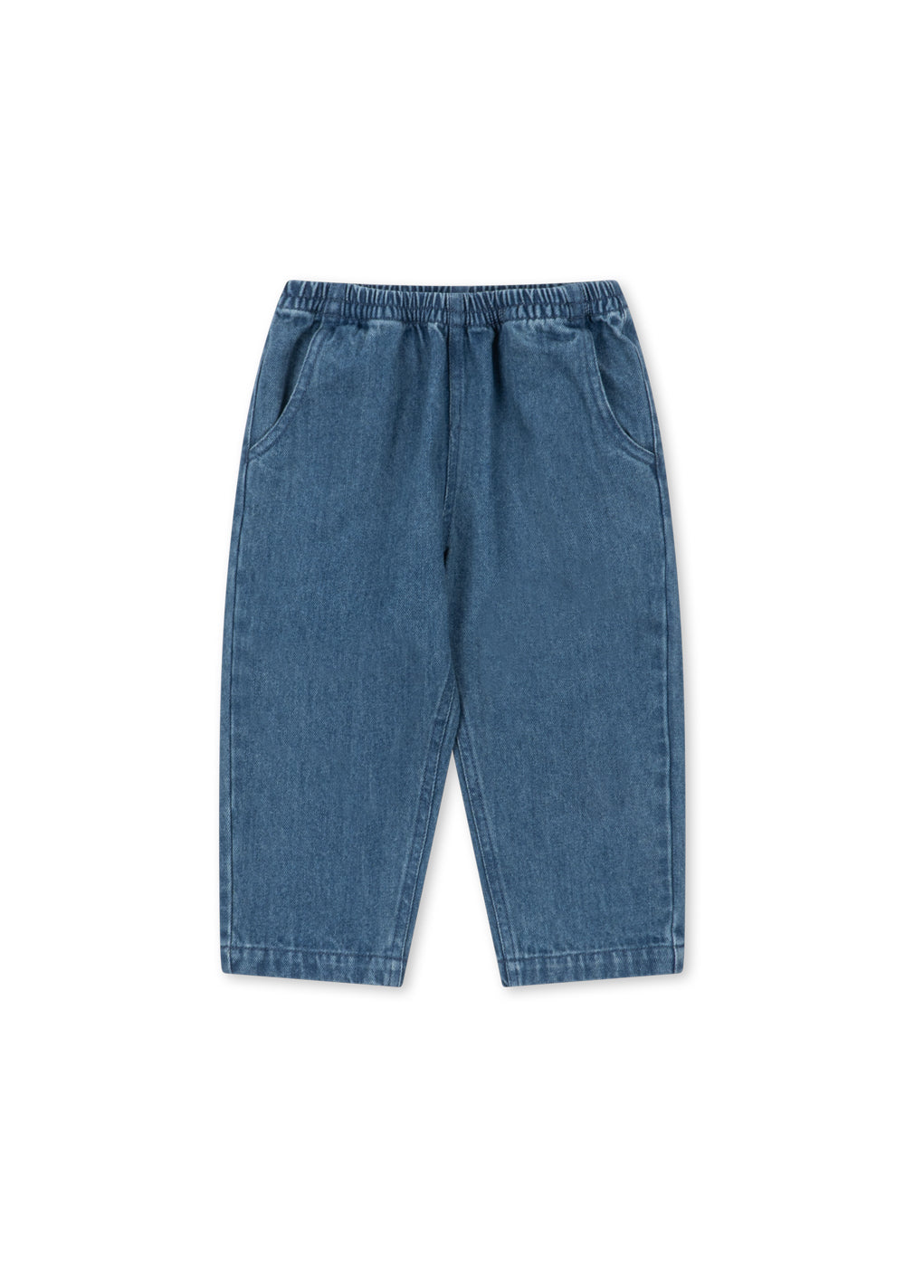 Denim broek Magot – Denim Blue – Konges Sløjd: blauwe denimbroek met elastische tailleband, vooraanzicht.