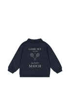 Polo sweater Spotty LS – Navy Blazer – Konges Sløjd: donkerblauwe polosweater met tennisrackets op de borst, vooraanzicht.