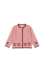 Wollen vest Collette – Pale Blush – Konges Sløjd: roze gebreid vest met kersen en donkere randen, vooraanzicht.