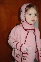 Wollen balaclava Collette – Pale Blush – Konges Sløjd: kind met roze vest en bijpassende kersenbalaclava.