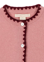 Wollen vest Collette – Pale Blush – Konges Sløjd: detail van de hals en knoopsluiting met donkere rand.