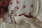 Minnie Newborn Body – Rosa Rouge – Overslagromper met bloemenprint – GOTS biologisch katoen – Konges Sløjd