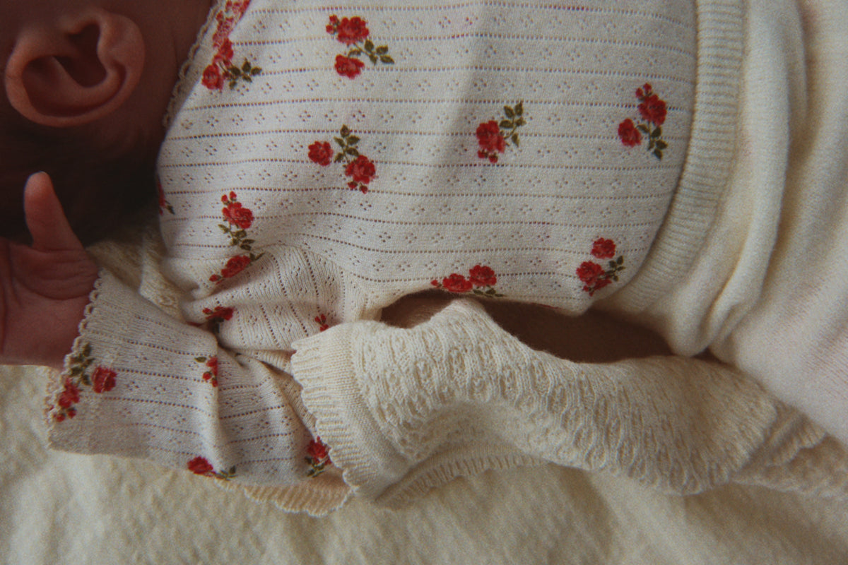 Minnie Newborn Body – Rosa Rouge – Body cache-cœur à imprimé fleuri – Coton biologique GOTS – Konges Sløjd