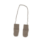 Moufles avec cordon – Polaire de laine – Engel Natur : paire de moufles taupe reliées par un cordon.